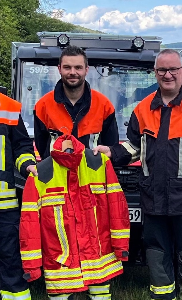 Neue Einsatzjacken für die Feuerwehren Neustadt und Erlach a.Main