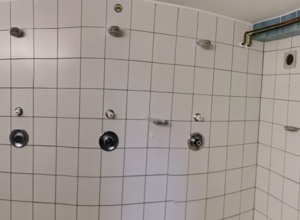 Neue Duschen in den Umkleidekabinen