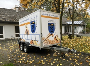 Raus aus dem Regen unters Carport: Unser Anhänger soll trocken stehen