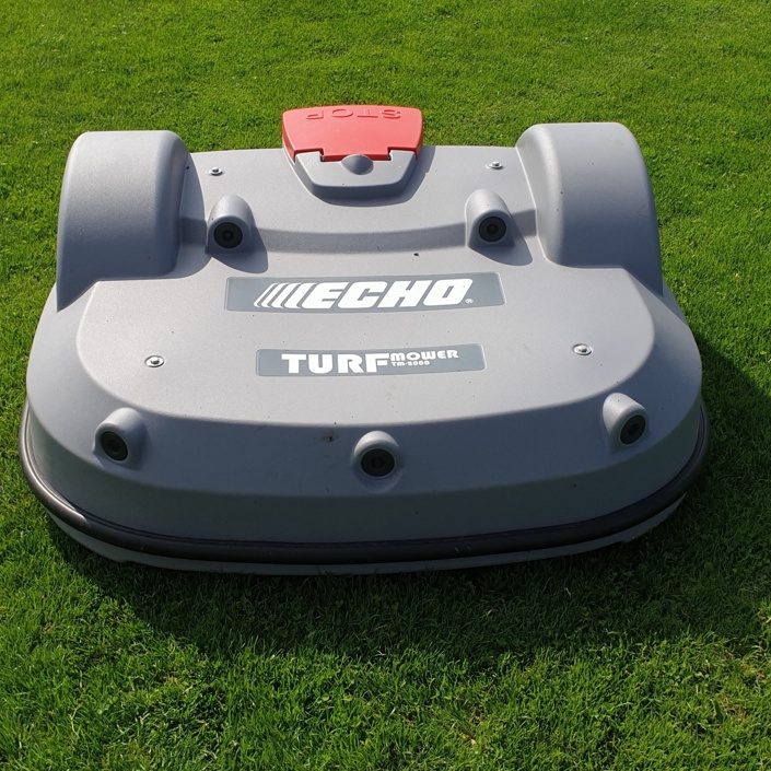 Rasenmähroboter für unseren Sportplatz