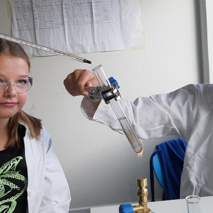 Schüler experimentieren - Chemiebaukästen