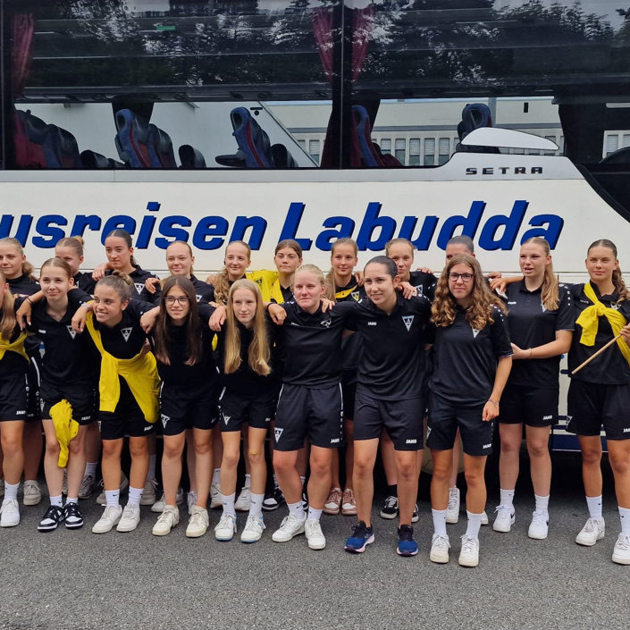Öcher Mäddche kicken Regionalliga West! Let`s go 5.555 km by bus!