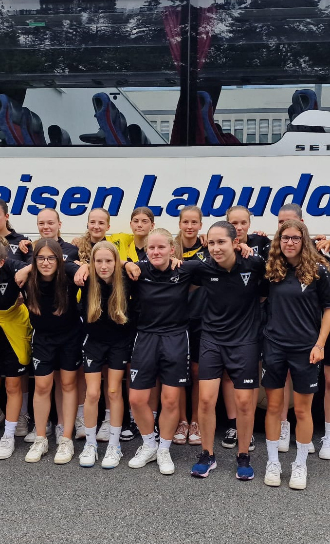 Öcher Mäddche kicken Regionalliga West! Let`s go 5.555 km by bus!