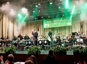 Neue Stühle für den Musikverein Rhedebrügge
