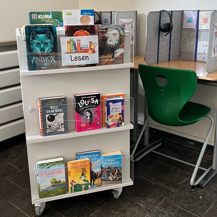 "Wer zu lesen versteht, besitzt den Schlüssel zu großen Taten..."