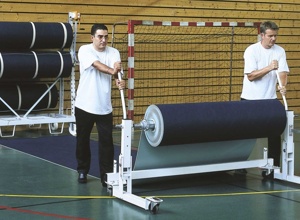 Auf- und Abrollgerät für Sportbodenbelag