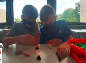 Schüler experimentieren - Chemiebaukästen