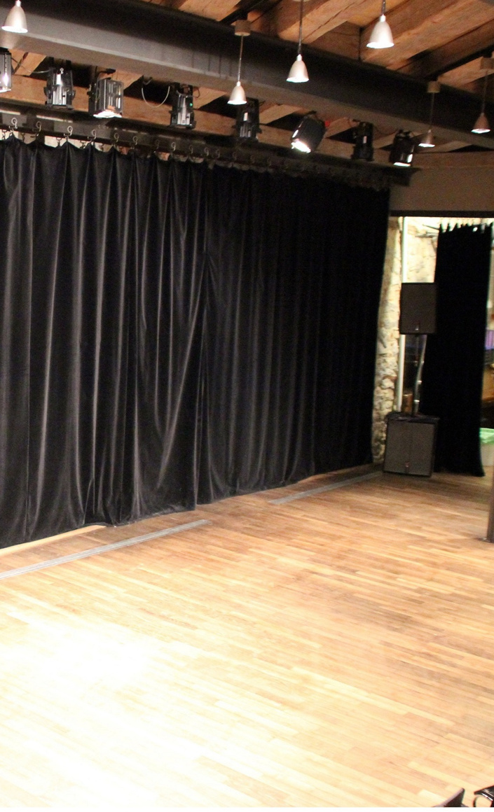 Beschaffung von 3 Feuerschutz-Theatervorhängen und 150 Besucherstühlen