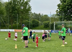 Neue Vereinskleidung und Kleinfeldtore Jugendabt. FC Obergessenbach