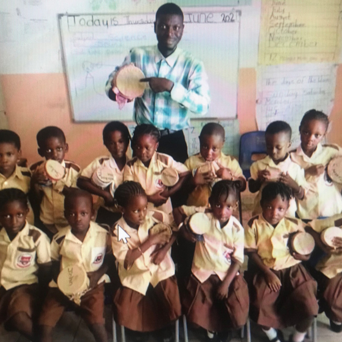 Schulmöbel für Gambia
