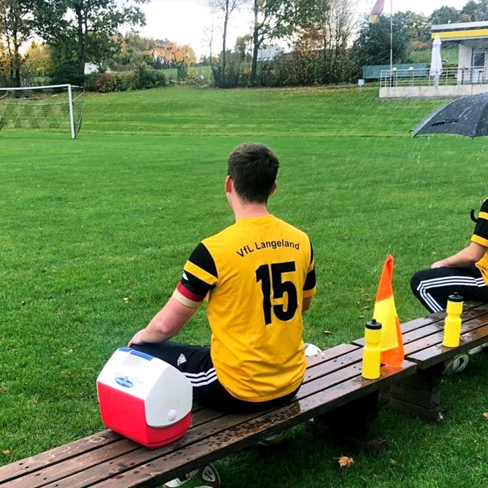 Überdachte Auswechselbänke für den VfL Langeland