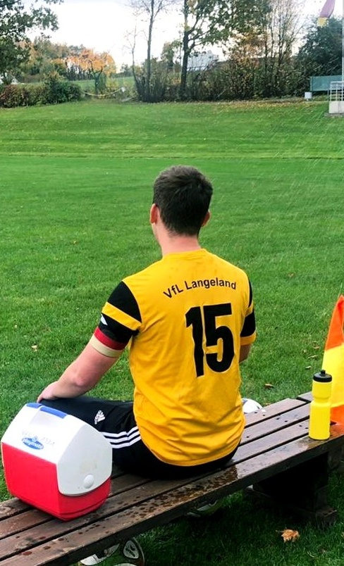 Überdachte Auswechselbänke für den VfL Langeland
