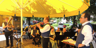 Neubespannung unserer Sonnenschirme