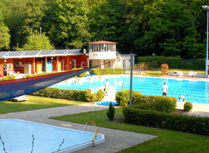 Relax- und Seniorenbänke im Freibad Brambauer