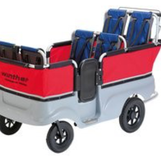 Raus in die Natur mit einem Kinderbus mit Motor