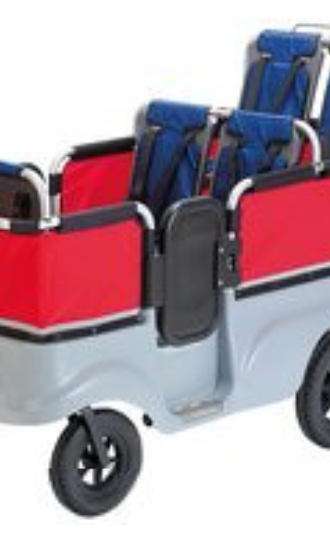 Raus in die Natur mit einem Kinderbus mit Motor