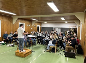 Neue Stühle und Tische für unser Musikerheim