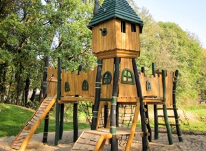Eine neue Burg für unseren Spielplatz im "Stempes" - (Hans-Sachs-Str.)