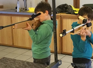 Ein Jugendgewehr und Schießsportausrüstung