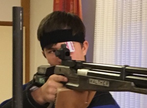 Ein Jugendgewehr und Schießsportausrüstung