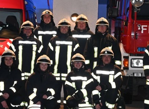 Neue Teamkleidung für die Feuerwehr Altenhundem
