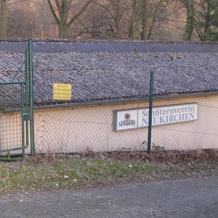 Totalschaden Dach LG-Halle durch Waschbären