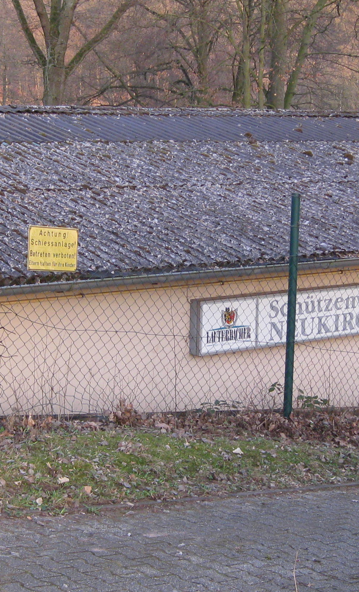 Totalschaden Dach LG-Halle durch Waschbären