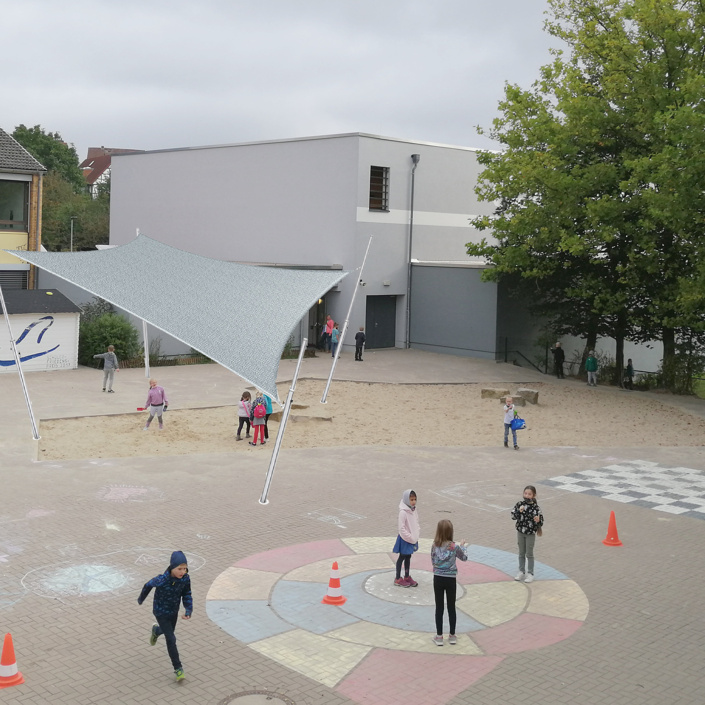 Volksbank: Sonnensegel für den Schulhof