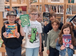 Neue Bücher für die Schulbibliothek der Grundschule an der Lahnaue