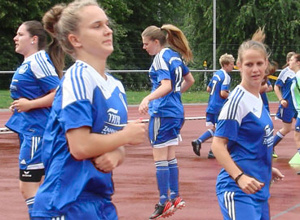 Frauen im Stadion, zukünftige Weltmeisterinnen aus Cochem?