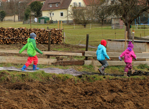 Ein Dach für die Pferde auf dem Kinderbauernhof