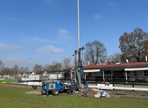 Das Hauptfeld des SV Hammerschmiede strahlt im neuen LED Flutlicht