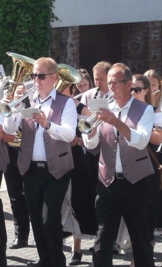 Neue Dirndl für die Mädels im Musikverein Hundsangen