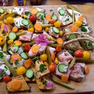 Brotzeit zu Viert auf dem Lindenhof