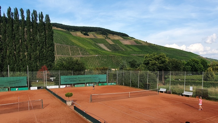 Neubau von zwei Tennis-Indoor-Sandplätzen