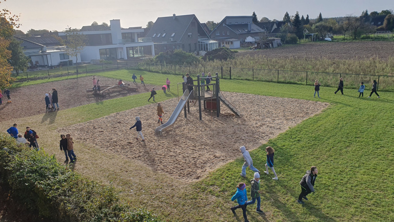 Neues Klettergerüst für die St. Michael Grundschule in Reichswalde