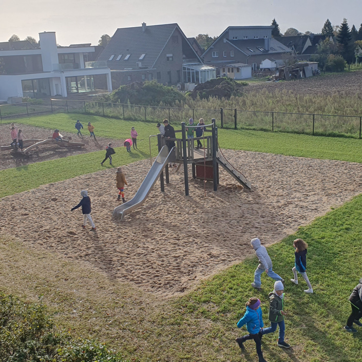 Neues Klettergerüst für die St. Michael Grundschule in Reichswalde
