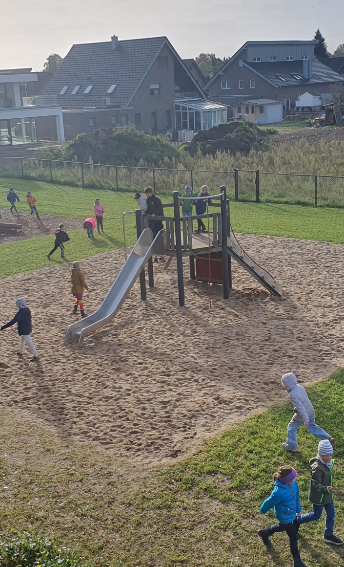 Neues Klettergerüst für die St. Michael Grundschule in Reichswalde