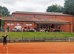 Ganzjahresplatz mit Flutlicht für die Tennisabteilung der SG Elte