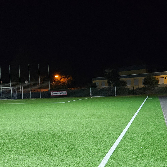 Neue Flutlichtanlage für den Sportplatz