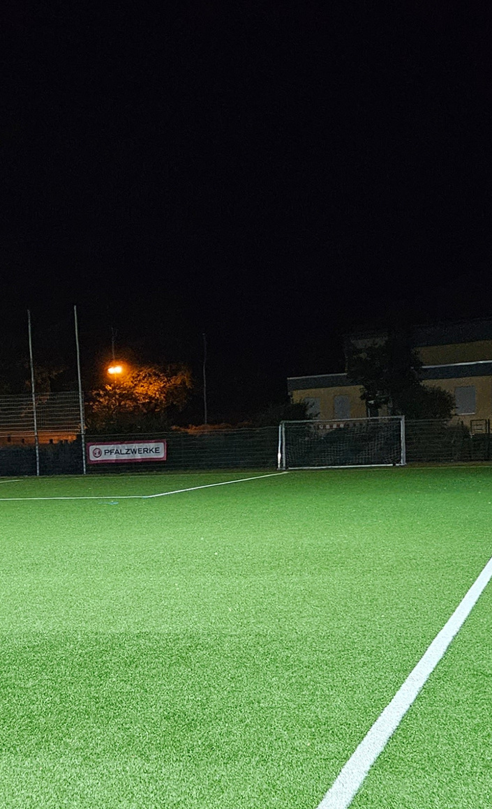 Neue Flutlichtanlage für den Sportplatz