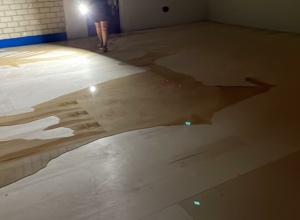 Wasserschäden am Hallenboden beheben