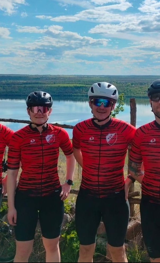 Team-Bekleidung und Trainingsgeräte für die White Sharks (Triathlon)