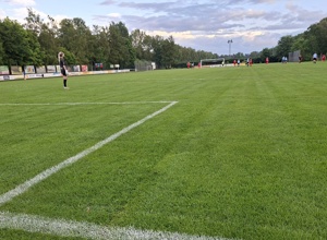 Mähroboter für den Fußballplatz