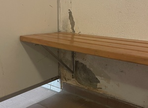 Wasserschaden in den Umkleidekabinen