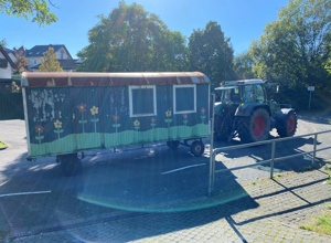 Schuleigener "Hofladen mit Café" im ausgebauten Bauwagen