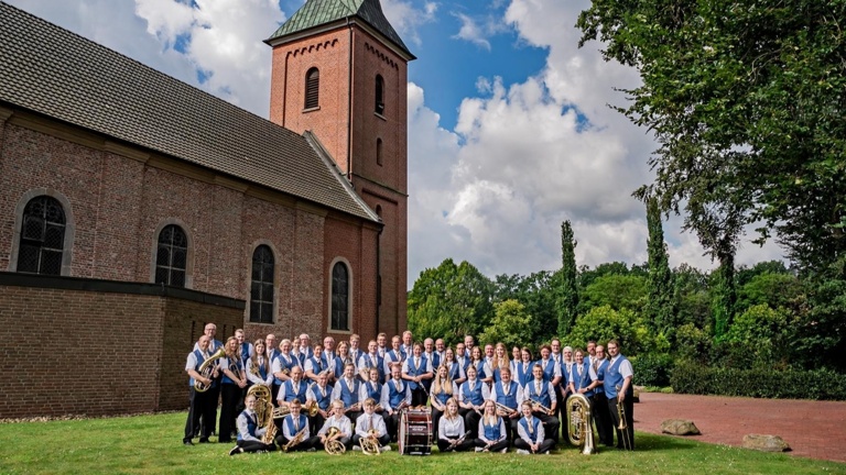 MV Vestrup: Bau einer eigenen Bühne und Instrumente für den Nachwuchs