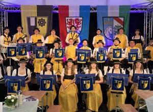 Neue Notenpult-Banner mit Vereinslogo
