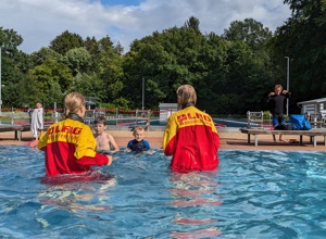 Damit alle Schwimmen lernen - Sommerschwimmkurse