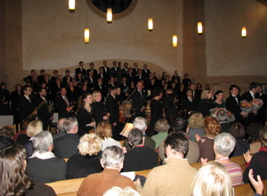 Einen neuen Dachbalken für die Emmauskirche in München Harlaching